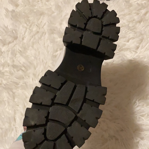 White boots - Picture 2 of 4